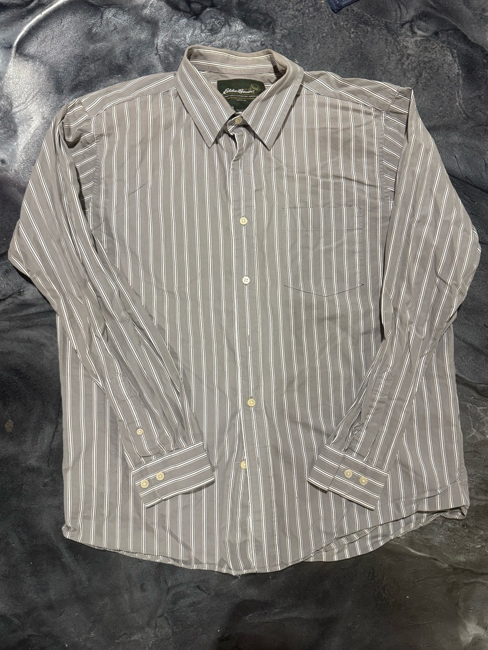 Eddie Bauer Men’s Gray Stripe Button-Down Shirt size Large